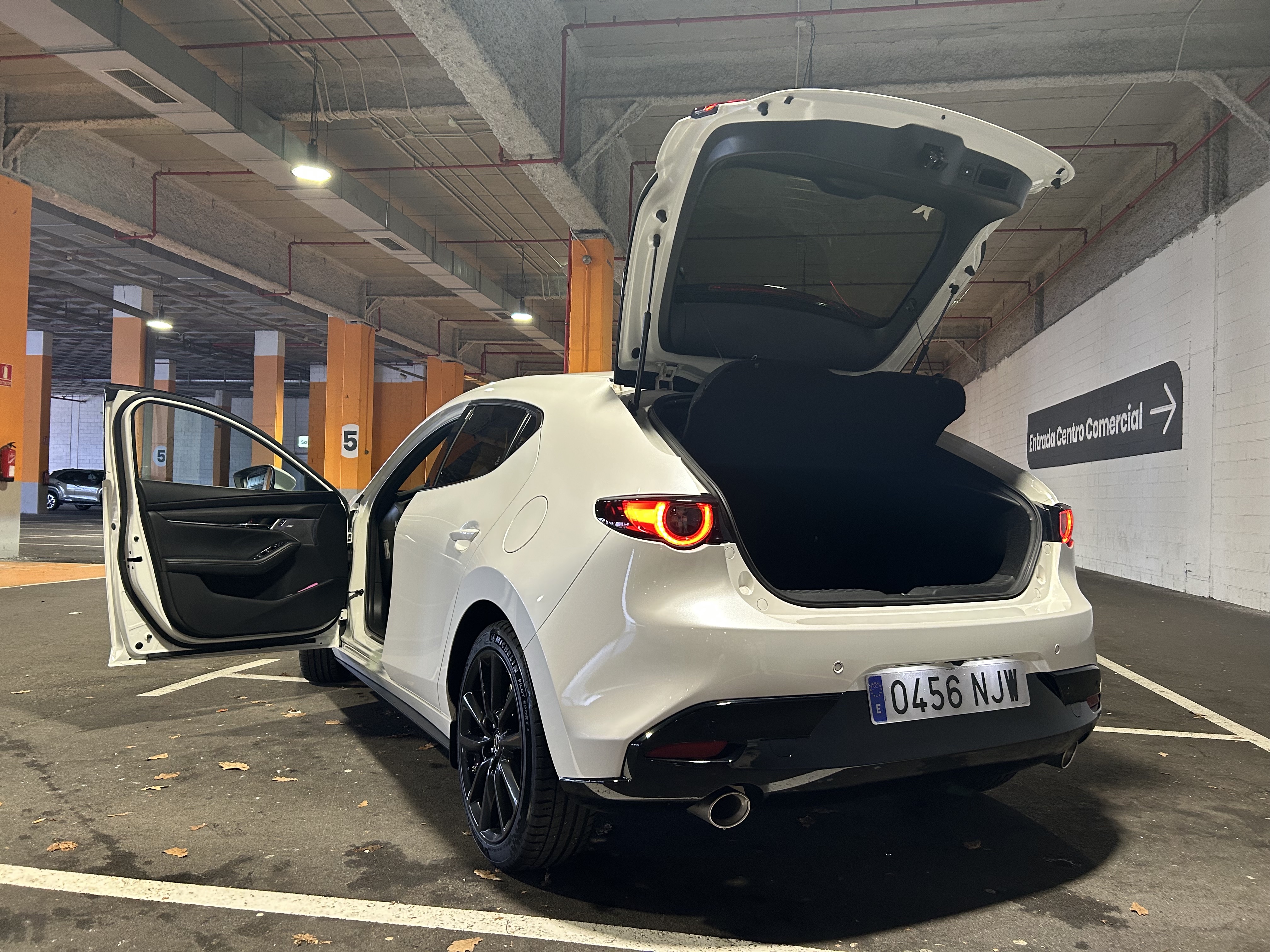 Mazda 3 2.0 Skyactiv-X 180 CV · Acabado LUXURY